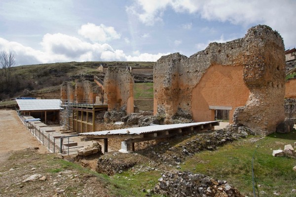 Excavaciones en la ciudad romana de Clunia, en Peñalba de Castro (Burgos).