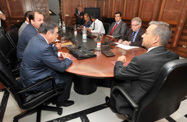El presidente del Gobierno de Canarias, Paulino Rivero (d), presidió hoy en Las Palmas de Gran Canaria una reunión.