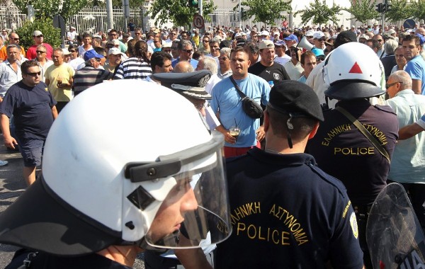 La policía intenta disolver una manifestación de los taxistas griegos en Atenas.