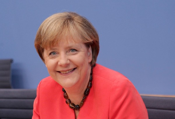La canciller alemana Angela Merkel sonríe.