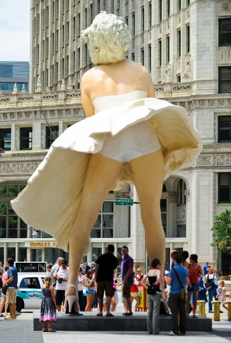 Una estatua gigante de la actriz Marilyn Monroe en Chicago.
