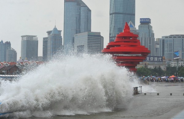Una ola golpea la costa en Qingdao (China).