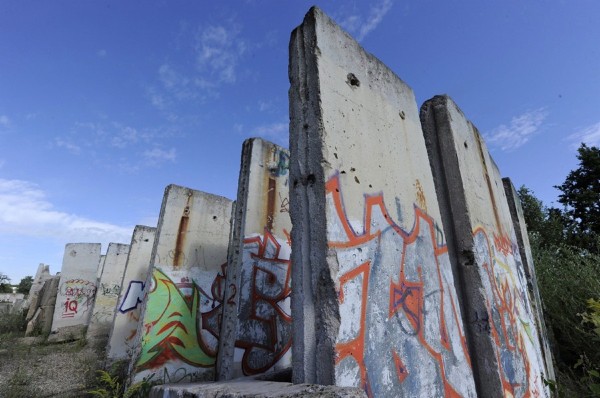 Restos del Muro de Berlín son fotografiados en un descampado en Teltow (Alemania) hoy, lunes, 8 de agosto de 2011. Con motivo del 50 aniversario de la construcción del muro, se instalarán 29 columnas en conmemoración a 50 personas que murieron en el Muro de Berlín, antigua frontera que separaba Berlín este del Berlín oeste.
