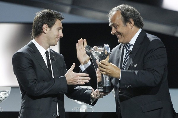 El delantero argentino del FC Barcelona, Leo Messi (i), recibe el trofeo de 