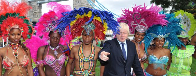 El alcalde conservador de Londres, Boris Johnson (c), posa para los fotógrafos con el grupo musical de carnaval Genesis en la City Hall.
