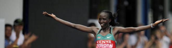 Edna Ngeringwony Kiplagat de Kenia cruza la meta.