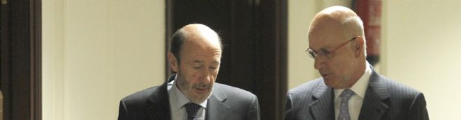 El candidato del PSOE para las elecciones del 20-N, Alfredo Pérez Rubalcaba (i), conversa con el portavoz parlamentario de CiU, Josep Antoni Duran Lleida (d).