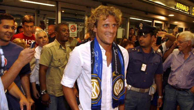 El jugador uruguayo Diego Forlán (c) en el aeropuerto Linate de Milán (Italia).
