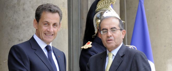 Foto de archivo del 28 de junio de 2011 que muestra al presidente francés, Nicolás Sarkozy (i), saludando al jefe del ejecutivo del Consejo de Transición Libia (CNT, órgano político de los rebeldes), Mahmoud Jibril (d).