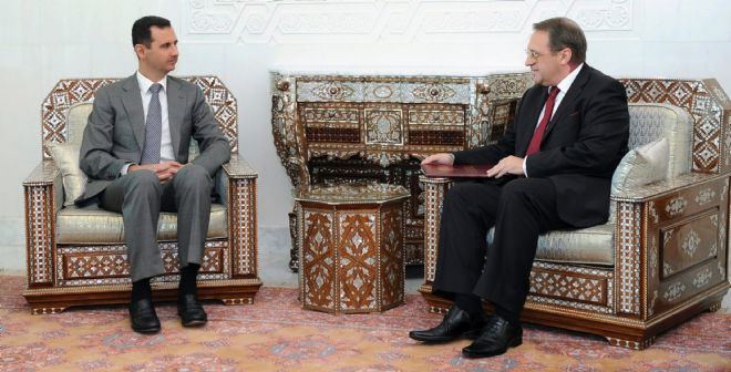 Una imagen cedida por la agencia oficial de noticias de Siria, Sana, en la que aparece el presidente sirio, Bachar al Asad (a la izquierda) reunido con el viceministro de asuntos exteriores ruso, Mikhail Bogdanov (a la derecha) en Damasco.