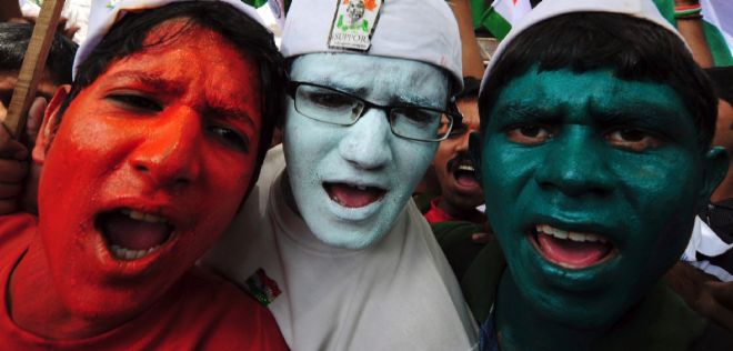 Seguidores del activista indio Anna Hazare se reúnen en apoyo a su causa en Bangalore (India).