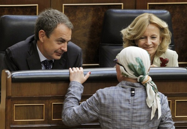 El presidente del Gobierno, José Luis Rodríguez Zapatero (i), junto a la vicepresidenta de Asuntos Económicos, Elena Salgado (d), conversa con la diputada de Nafarroa Bai, Uxue Barcos .
