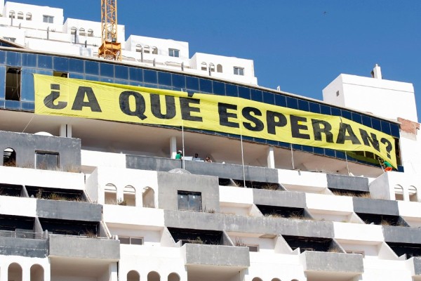 Una docena de activistas de la organización ecologista Greenpeace han tomado esta mañana el hotel construido en la playa de El Algarrobico, en el municipio almeriense de Carboneras y situado en el Parque Natural del Cabo de Gata, colocando una pancarta y exigiendo su demolición.