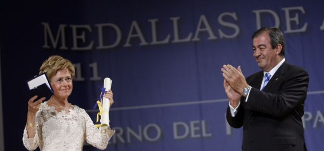 El presidente del Principado de Asturias, Francisco Álvarez-Cascos (d), entrega la Medalla de Oro de Asturias, a título póstumo, a la viuda del ex presidente del Principado, Rafael Fernández, con motivo de la celebración del Día de Asturias .