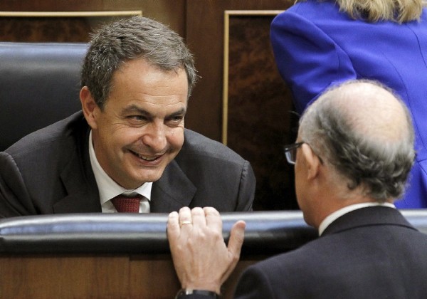 El presidente del Gobierno, José Luis Rodríguez Zapatero (i), conversa con el portavoz de Economía y Hacienda del PP en el Congreso, Cristóbal Montoro.