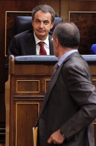 El presidente del Gobierno, José Luis Rodríguez Zapatero, observa desde su escaño como el portavoz de ERC, Joan Ridao, abandona el hemiciclo cuando se iba a votar hoy la reforma constitucional, un 