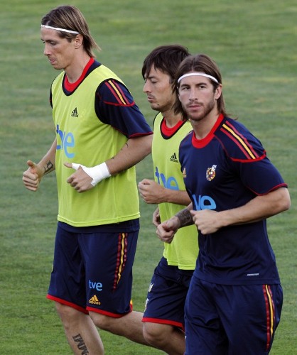 Los jugadores de la selección española (de izda. a dcha) Fernando Torres, David Silva y Sergio Ramos.