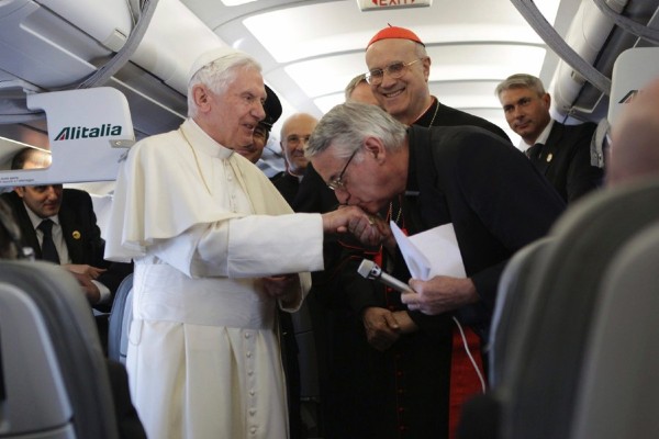 El portavoz del Vaticano, Federico Lombardi (d), besa en la mano al papa Benedicto XVI.