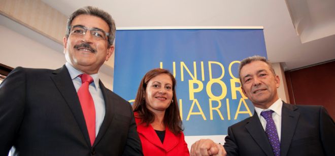 La presidenta de Coalición Canaria, Claudina Morales (c), el presidente de Nueva Canarias, Román Rodríguez (i), y el presidente del Gobierno Canario, Paulino Rivero (d).