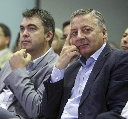 El vicesecretario general de PSOE, José Blanco (d), en un momento del comite regional del PSN.