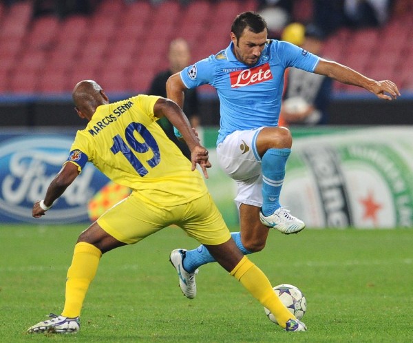 El jugador del Napoli Andrea Dossena (d) disputa el balón con Marcos Senna.