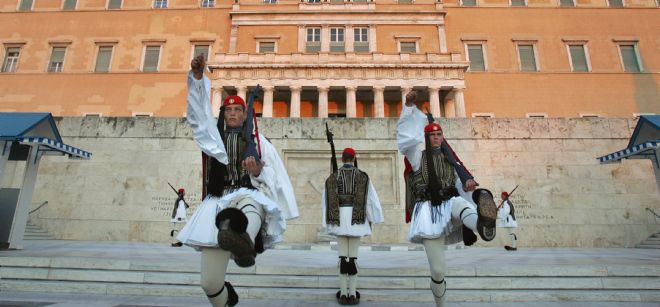 Varios guardias presidenciales ante la Tumba al Soldado Desconocido situada delante del Parlamento griego en Atenas (Grecia).