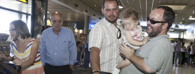 El marino tinerfeño Manuel Bilbao a su llegada al aeropuerto de Tenerife Norte en vuelo procedente de la capital de España.