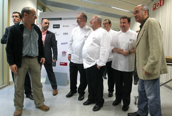 El diputado general de Guipuzcoa, Martin Garitano (d), el alcalde de San Sebastian, Juan Carlos Izagirre (i), y los cocineros, Martin Berasategi (2d), Hilario Arbelaitz (3d), Juan Mari Arzak (4d), y Pedro Subijana (5d), durante un acto social celebrado en el Basque Culinary Center.
