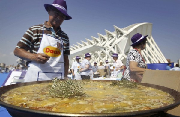 Un cocinero participa en el concurso de paella realizado en el Congreso Mundial del Arroz 2011.