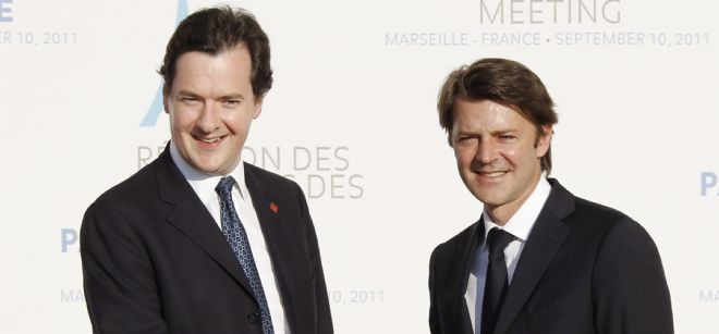 El ministro de Finanzas francés, François Baroin (dcha) salida a su homólogo británico, George Osborne (izda).