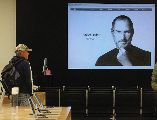 Un retrato del fundador de Apple Steve Jobs es proyectado en una tienda de Apple en la avenida Promenade en Santa Monica, California.