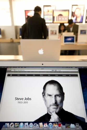 Detalle en un almacén de Apple en Sanlitun Village, Pekín (China) que muestra la página de la compañía y que rinde tributo a Steve Jobs.