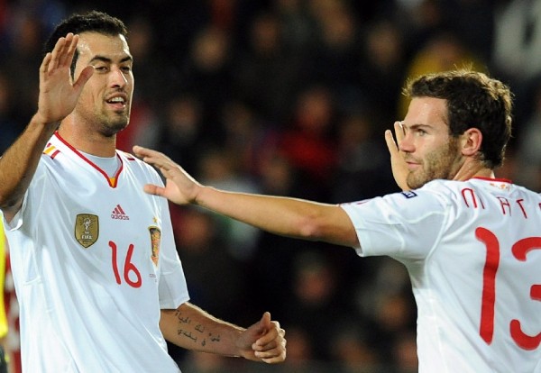 Los jugadores de España Sergio Busquets (i) y Juan Mata celebran un gol ante República Checa.