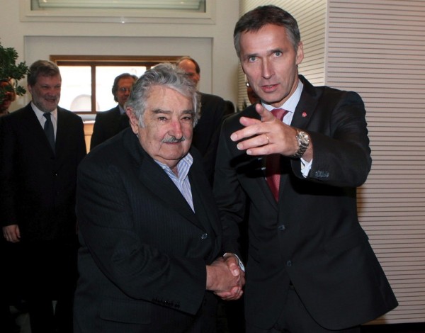El presidente de Uruguay, José Mujica (i) y el primer ministro noruego Jens Stoltenberg.