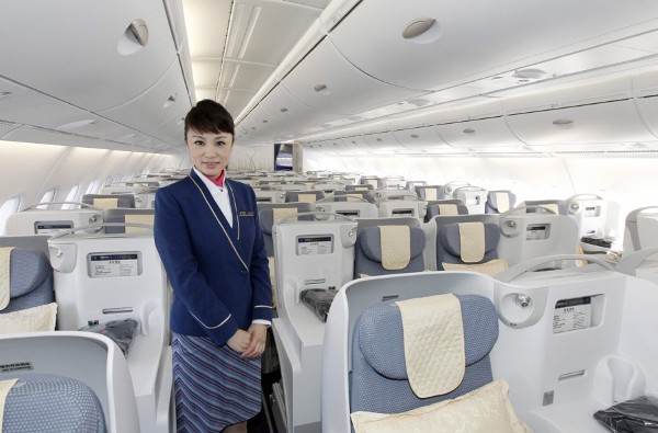 Una azafata en el interior del primer avión gigante A380 de Airbus que formará parte de la flota de la aerolínea China Southern.