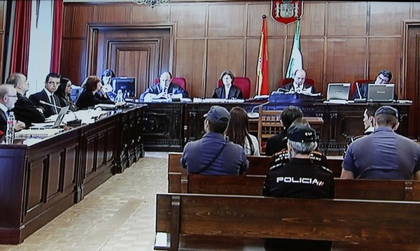 Imagen tomada de un monitor de televisión de la sala de prensa de la Audiencia Provincial de Sevilla.