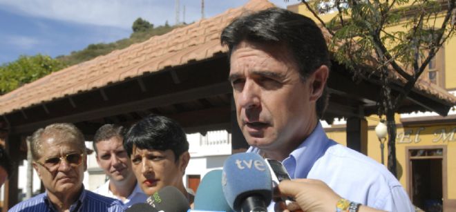 El presidente del Partido Popular de Canarias, José Manuel Soria (i), habla con los medios de comunicación durante su visita a la Isla de El Hierro.