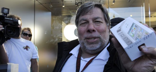El cofundador de Apple Steve Woznial camina en una tienda Apple con su nuevo iPhone 4S en Los Gatos, Estados Unidos.