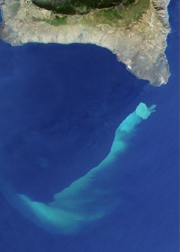 Fotografía de satélite facilitada por RapidEye AG que muestra la mancha producida por la erupción volcánica en el mar.