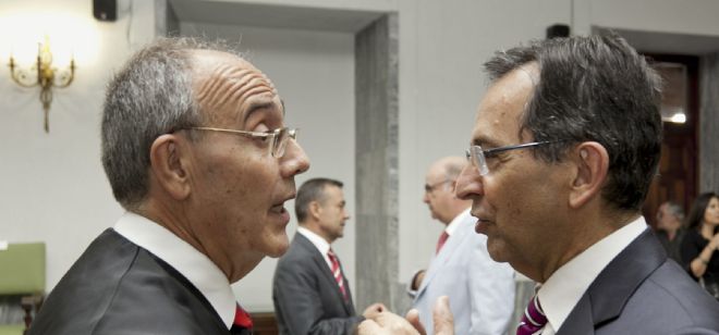 El Fiscal Jefe de la Comunidad, Vicente Garrido García (i), charla con el presidente del Parlamento Canrio, Antonio Castro Cordobez (d).