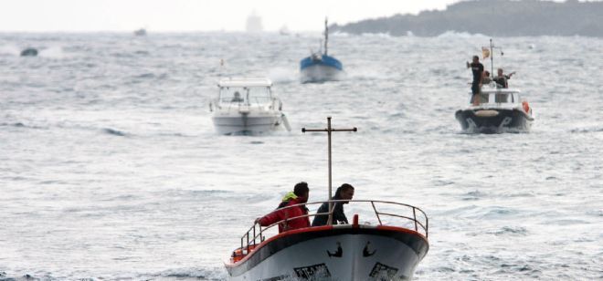 Embarcaciones procedentes del puerto herreño de La Restinga arriban al puerto de La Estaca en busca de refugio a causa de la erupción submarina que se está produciendo en la isla.