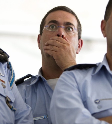 Un soldado israelí reacciona al ver en una pantalla en la base aérea israelí de Tel Nof las imagenes en directo desde Egipto.