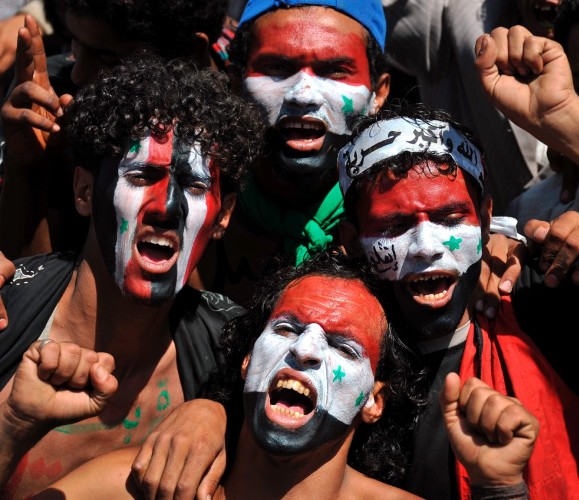 Manifestantes yemeníes participan en una protesta antigubernamental.