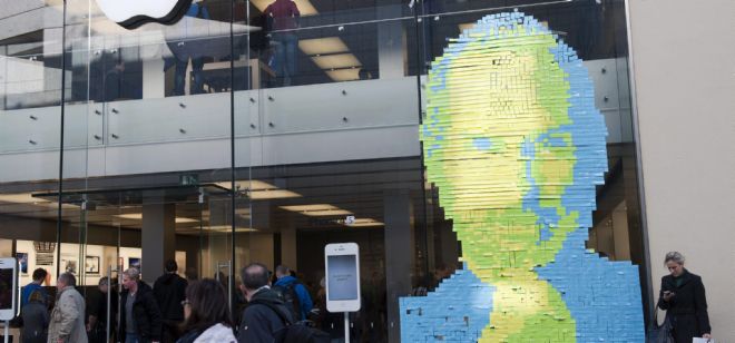 Retrato gigante del fundador de Apple Steve Jobs hecho con miles de notas 