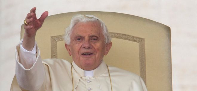 El papa Benedicto XVI saluda a los feligreses durante la audiencia general de los miércoles en la plaza de San Pedro del Vaticano hoy, miércoles 19 de octubre de 2011.