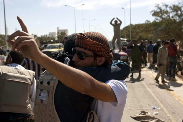 Rebeldes libios celabran la caída de la ciudad y la muerte del dirigente libio Muamar el Gadafi, en la ciudad de Sirte, Libia, el día 20 de octubre de 2011.
