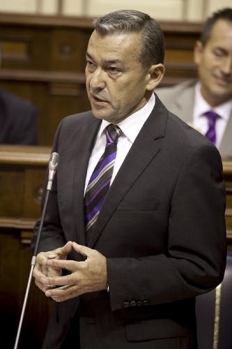 El presidente del Gobierno, Paulino Rivero, durante su intervención en el Parlamento de Canarias que continúa la sesión plenaria con el debate, entre otros asuntos, de una interpelación sobre el desempleo.