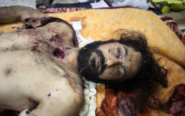 Vista del cuerpo de Mutasim Gadafi, hijo del coronel Muamar el Gadafi.