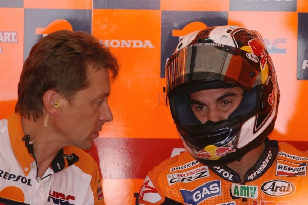 El piloto español de MotoGP Dani Pedrosa (dcha), de Honda, conversa con un miembro de su equipo.