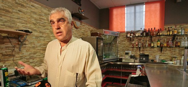 Luis Andrés González, propietario de la cafetería-restaurante La vieja pandorga, abrió hoy las puertas de su negocio.